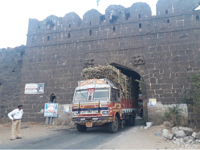 Due to the cane truck on Daulatabad road obstruct traffic | दौलताबाद रस्त्यावर उसाच्या ट्रकमुळे वाहतुकीला अडथळा