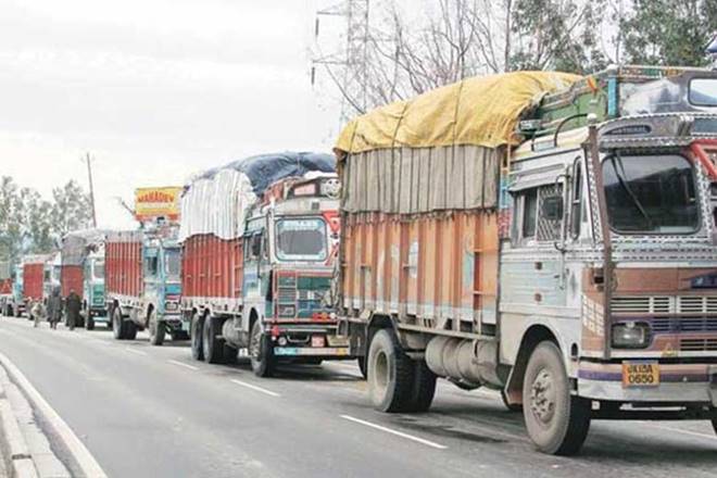 No entry to heavy vehicles to prevent traffic congestion in Dindori | दिंडोरीत वाहतूक कोंडी टाळण्यासाठी जड वाहनांना नो एन्ट्री