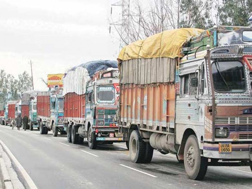 Heavy vehicles banned on highways | महामार्गावर अवजड वाहनांना बंदी