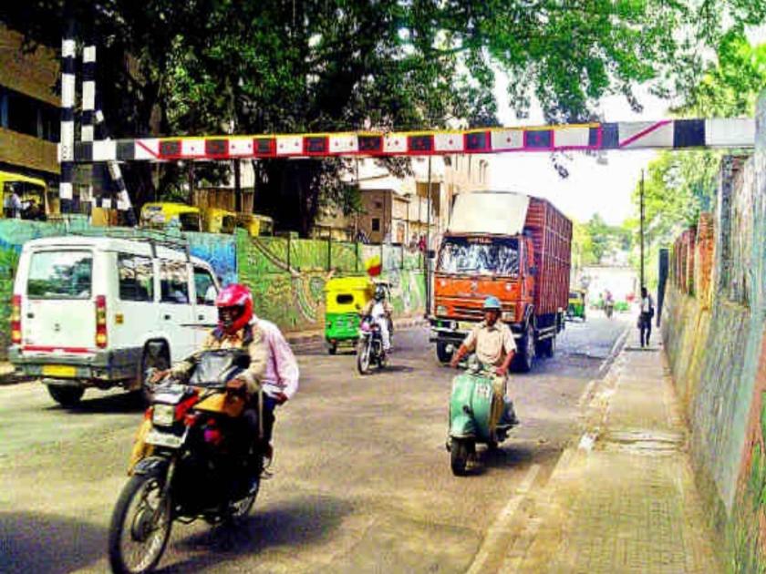 height of barriers trouble away mumbai's ghatkopar-mankhurd flyover may soon open for heavy vehicles | ...अखेर हाइट बॅरिअरचा त्रास दूर, वाहतूक कोंडीपासून होणार सुटका 