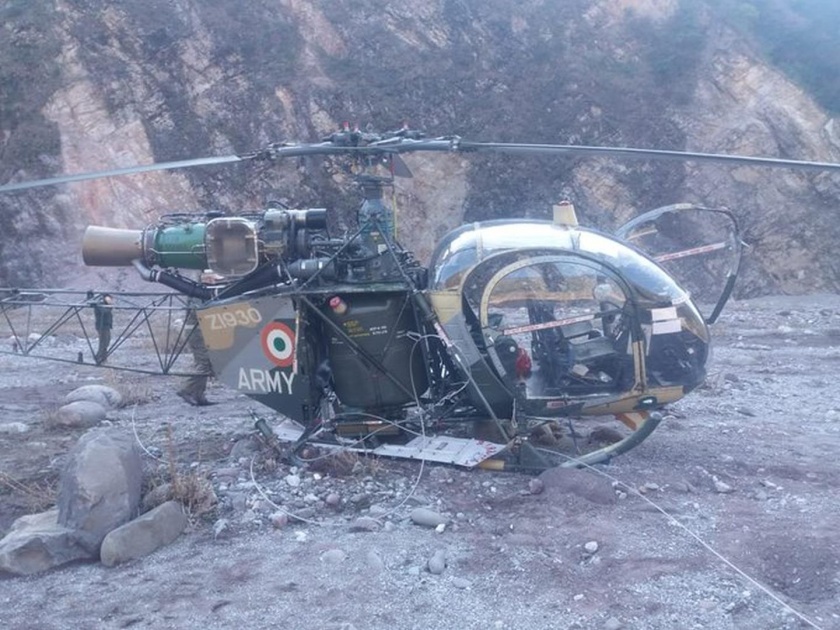 Indian Army helicopter crashed; Both pilots are safe | भारतीय लष्कराचं हेलिकॉप्टर कोसळलं; दोन्ही वैमानिक सुखरूप
