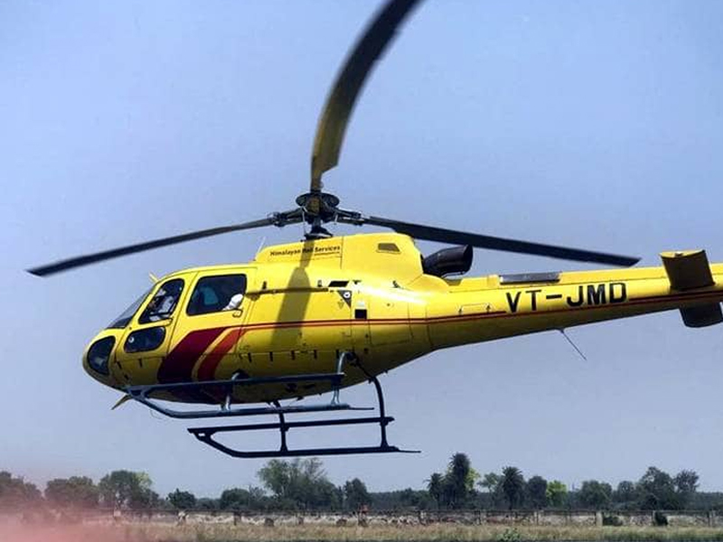 Lok Sabha Election 2019: helicopter leaves BJP MP Rajveer Singh alone | खासदार महाशय मोदी सरकारचं गुणगान गात बसले, हेलिकॉप्टर त्यांना न घेताच उडाले!