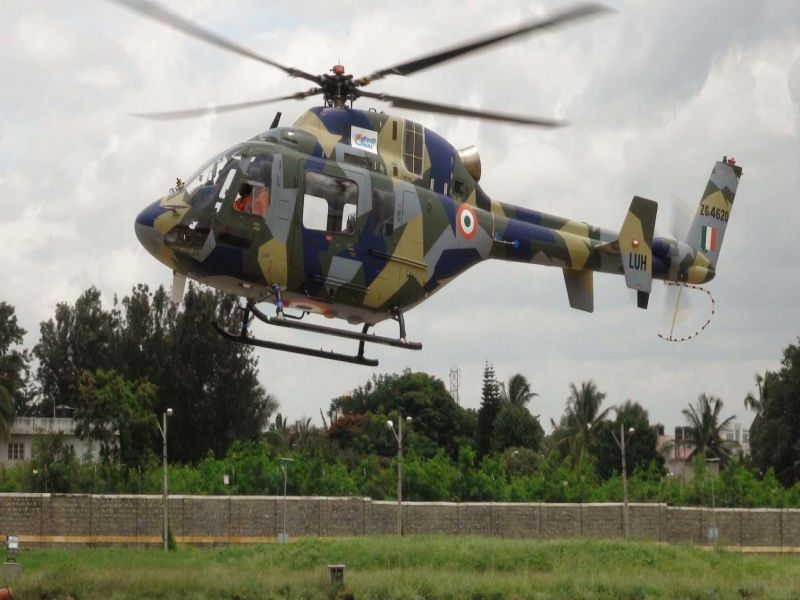 A helicopter force-lands in Kathua, Jammu and Kashmir - PRO Defence, Jammu | जम्मू-काश्मीरच्या लखनपूरमध्ये लष्काराचे हेलिकॉप्टर क्रॅश, दोन जवान गंभीर जखमी