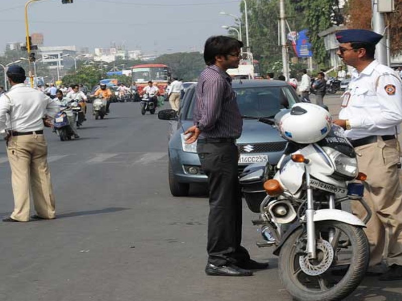 vehicle rule 15km helmet for bike in india fact check | Fact Check : घरापासून 15 किमी अंतरापर्यंत आता हेल्मेटची गरज नाही?, जाणून घ्या 'त्या' व्हायरल मेसेजमागचं सत्य