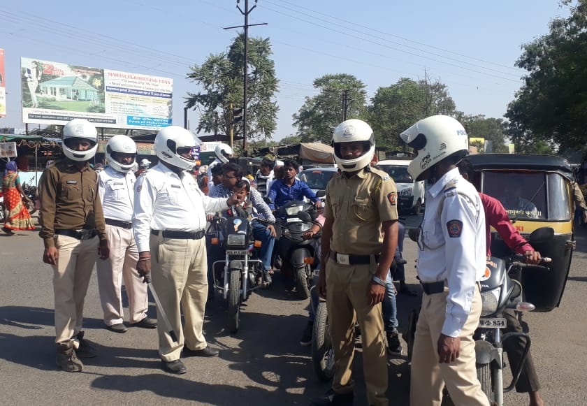 Khamgaon Police on work for 'Helmet' public awareness | ‘हेल्मेट’ जनजागृतीसाठी खामगाव पोलिस रस्त्यावर