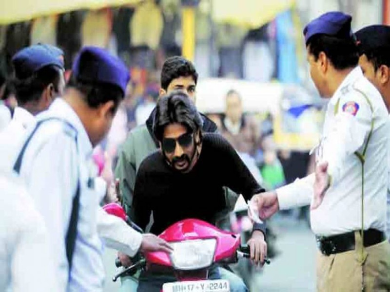 fine received of 38 crores and 10 lakhs in four months from "Useless Helmets" Punekers | '' विना हेल्मेट'' पुणेकरांकडून चार महिन्यात ३८ कोटी १० लाखांचा दंड वसूल 