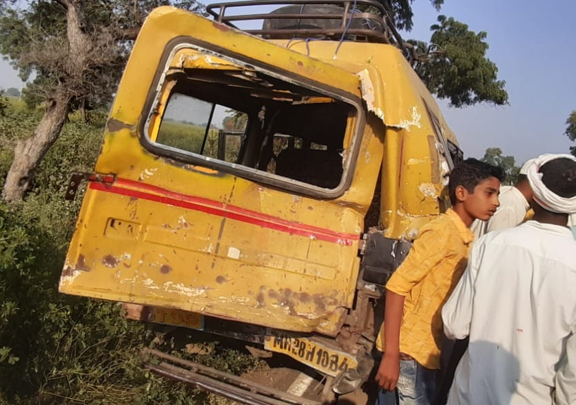 Private bus hit passenger car; Three injured | खासगी बसची प्रवासी वाहनास धडक; तीन जखमी