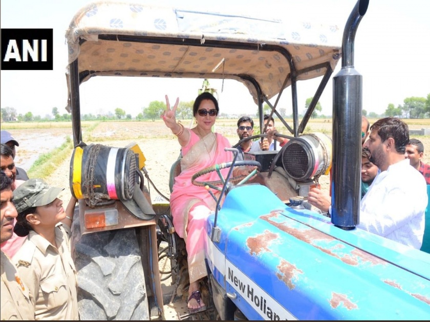 hema malini drive tractor in the farm after harvesting wheat crop photos viral | हेमा मालिनींचा हटके प्रचार; शेतात चालविले ट्रॅक्टर