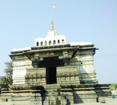 Hemadpanti Temple in the 13th Century | १३ व्या शतकातील हेमाडपंती मंदिर एकाकी