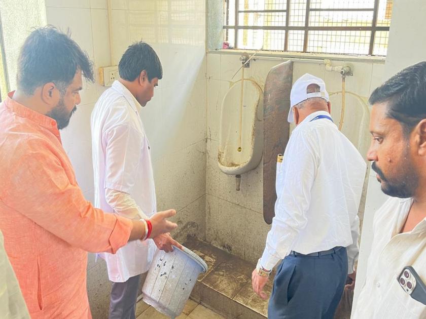 Nanded's government hospital is heavily polluted; Angry MP Hemant Patil make Dean clean toilets | शासकीय रुग्णालयात प्रचंड घाण; संतप्त खासदारांनी डीनला स्वच्छ करायला लावले टॉयलेट