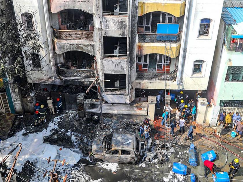 Building catches fire, kills nine; Incident in Hyderabad, Fireworks likely to have caused fire | इमारत पेटली, नऊ जण ठार; हैदराबादमधील घटना, फटाक्यांमुळे आग लागल्याची शक्यता