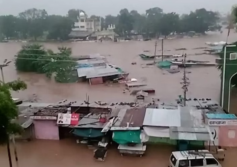 The pot of torrential rain burst; 10 killed in Kannad ghat collapse pdc | दमदार पावसाची ‘हंडी’ फुटली; कन्नड घाटात दरड कोसळली, राज्यात १० जणांचा बळी