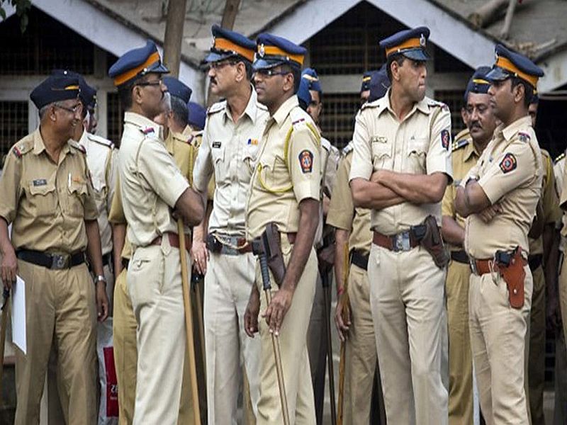 Mumbai police tighten up; 164 criminals banished from the city | मुंबईत पोलिसांचा कडेकोट बंदोबस्त; १६४ गुन्हेगारांना केले शहरातून हद्दपार