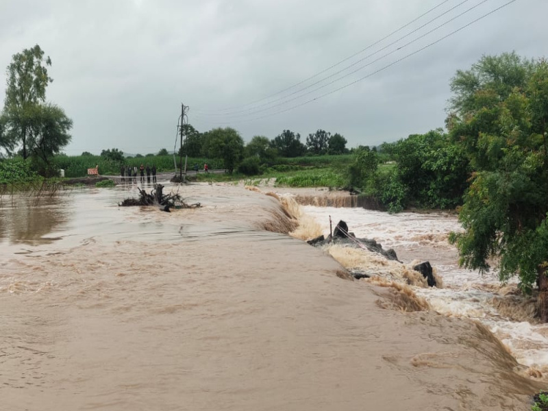 Umarkhed, Mahagavala rain-hit rive is over flow; The youth who was carried away from Kupti was rescued | उमरखेड, महागावला पावसाचा तडाखा नदी, नाले तुडूंब; कुपटी येथील वाहून गेलेला युवक बचावला