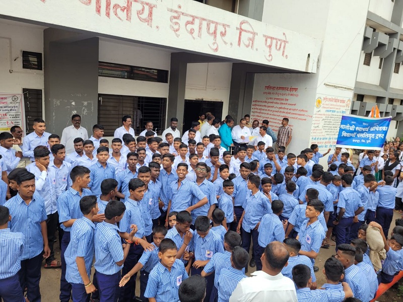 In Indapur, 350 students of the ashram school held a bomb attack | इंदापूरात आश्रमशाळेतील ३५० विद्यार्थ्यांचे बोंबाबोंब आंदोलन