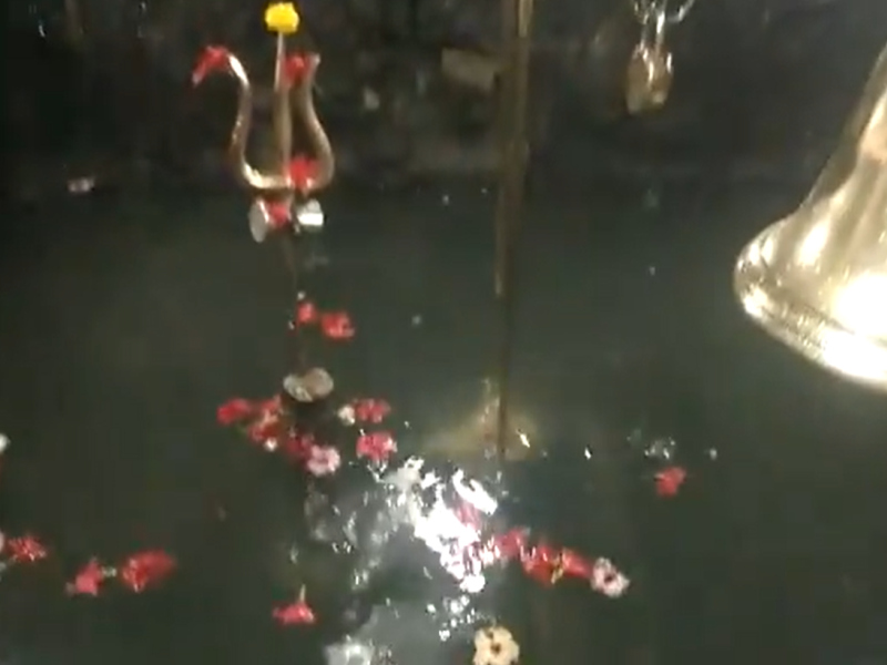 3 feet of water in the gabhara of the ancient Shiva temple of Ambernath; Shivling also came under water | अंबरनाथचे प्राचीन शिवमंदिराच्या गाभाऱ्यात 3 फूट पाणी; शिवलिंग देखील आले पाण्याखाली 