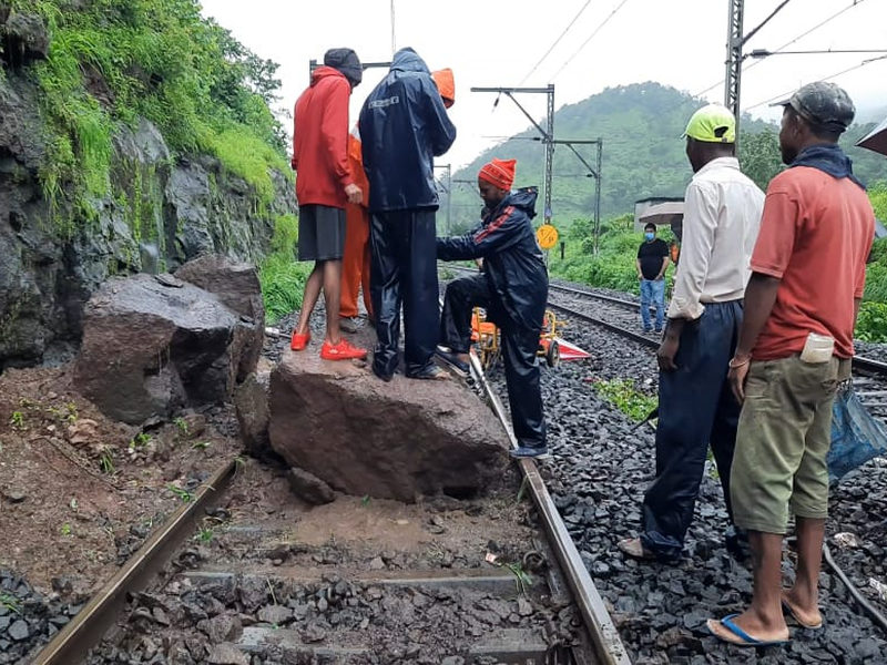 Railway and highway traffic was disrupted due to landslides in both the ghats | रेल्वे अन् महामार्गात दोन्ही घाटात दरडी कोसळल्याने रेल्वे व महामार्ग वाहतूक विस्कळीत