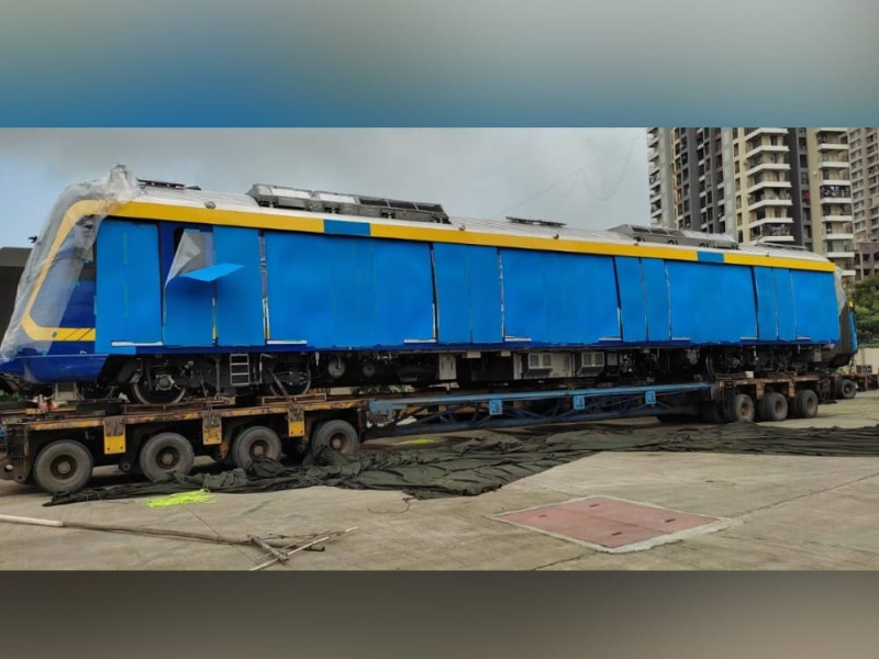 A total of six Indian-made metro coaches arrived at Charkop Metro Depot | चारकोप मेट्रो आगारात भारतात बनवलेले एकूण सहा मेट्रो कोच दाखल