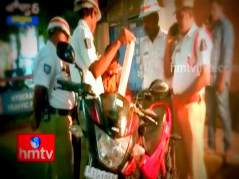 How many rules will break the motorcyclist? The police were shocked... | अरे किती नियम मोडणार हा मोटारसायकल स्वार? पोलीसही झाले हैराण...