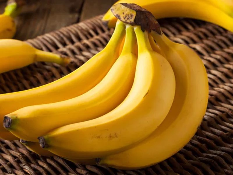 Banana is very beneficial for people suffering with high blood pressure | हाय ब्लड प्रेशरमध्ये केळी खाणं ठरतं फायदेशीर, जाणून घ्या फायदे