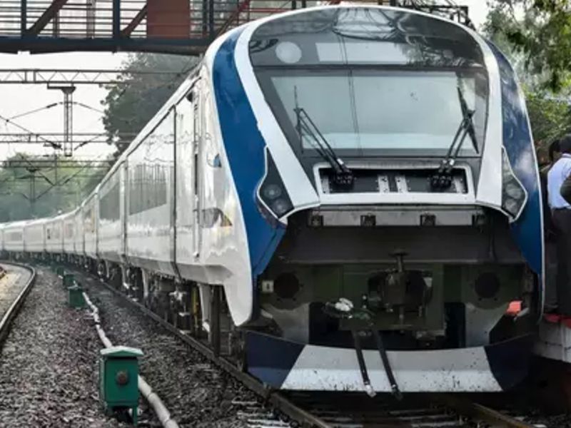know all about the country fastest train t 18 pm modi will inaugrate it on 29th december | देशातील सर्वात जलद रेल्वेला 29 डिसेंबरला मोदी दाखवणार हिरवा कंदील
