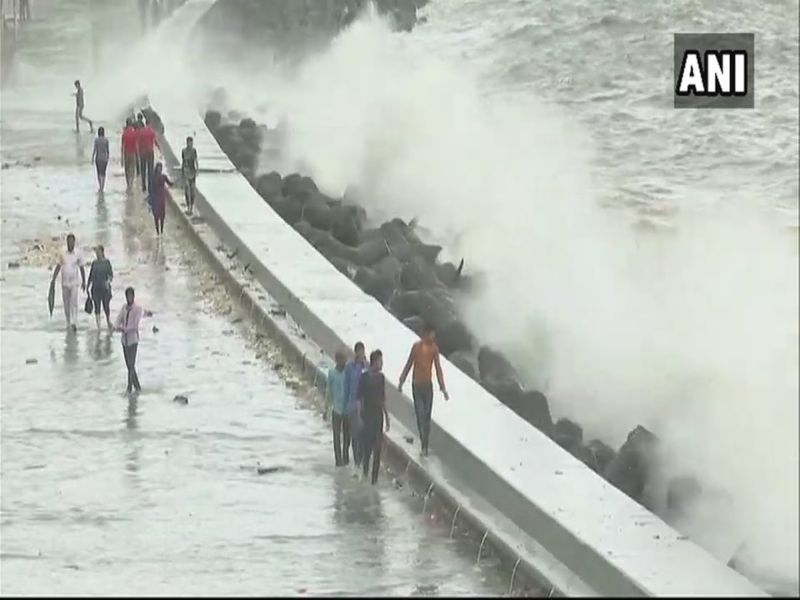 Mumbai Rain Updates : heavy rainfall warning in mumbai and Konkan | Mumbai Rain Updates : मुंबईच्या समुद्रकिनाऱ्यावर लाटांचं तांडव, नागरिकांना सतर्कतेचा इशारा