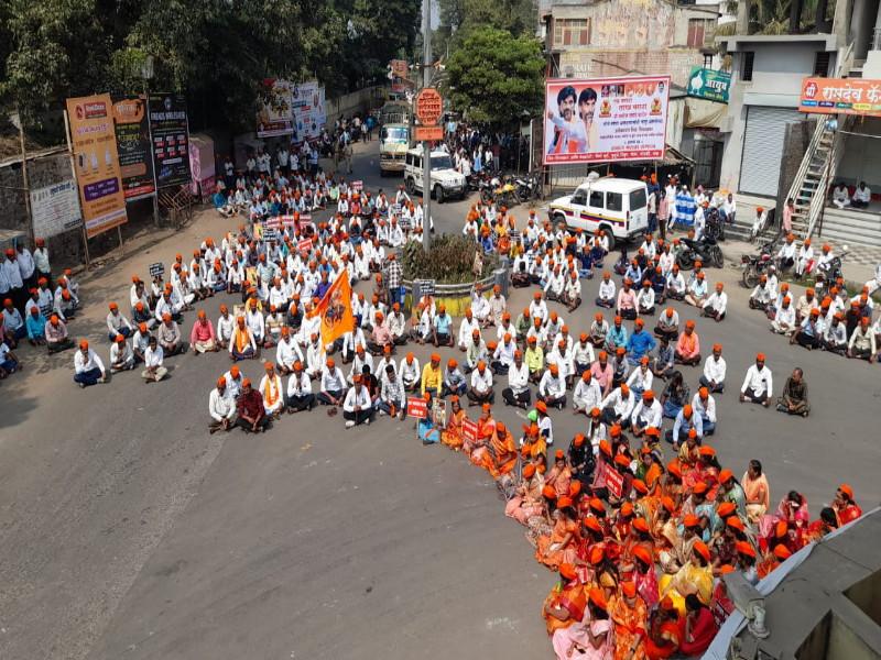 maratha reservation of our rights Neera Pune Pandharpur Palkhi highway protest | 'आरक्षण आमच्या हक्काचं', नीरेत पुणे पंढरपूर पालखी मार्गावर ठिय्या आंदोलन