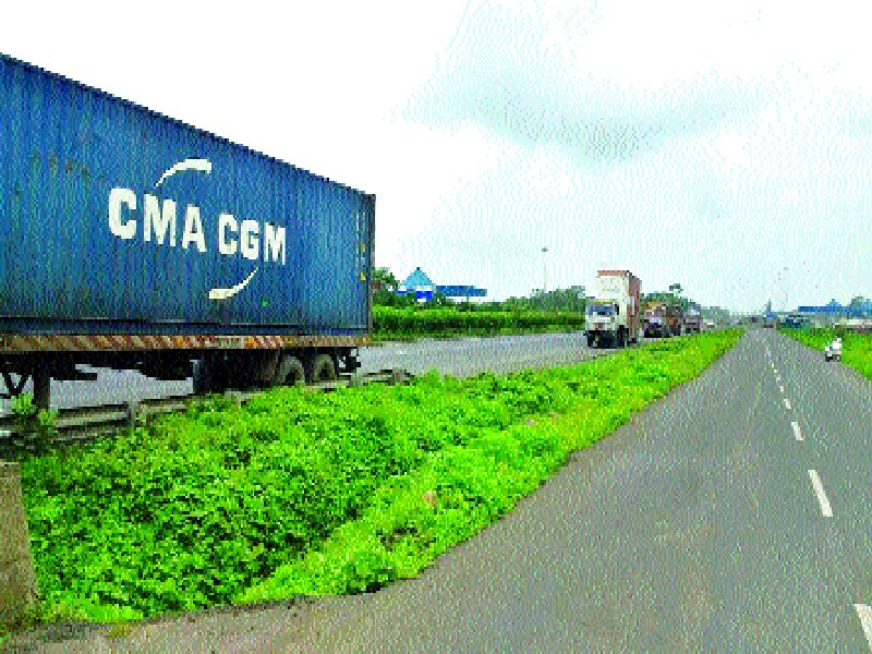 Illegal traffic of heavy vehicles at highway | हायवेवर अवजड वाहनांचे अवैध पार्र्किं ग