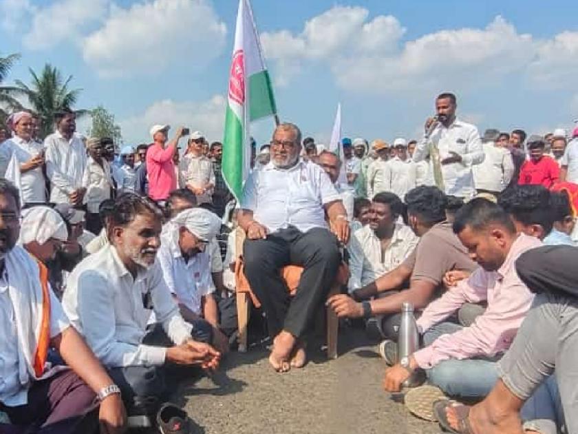 Chakkajam movement of Swabhimani Shetkari Saghtana, The District Collector is in discussion with the sugarcane protestors | 'स्वाभिमानी'चे चक्काजाम आंदोलन: जिल्हाधिकाऱ्यांची ऊस आंदोलकांशी चर्चा सुरू