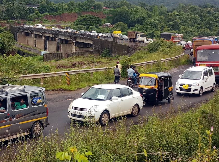 Mumbai - Goa highway is blocked by potholes | मुंबई - गोवा महामार्गावर खड्ड्यांनी अडवली चाकरमान्यांची वाट