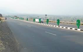 Ratnagiri: Guhagar-Karhad road, road blockade is not registered | रत्नागिरी : गुहागर-कऱ्हाड रस्ता, रस्त्याची बांधकामकडे नोंदच नसल्याने नाराजी