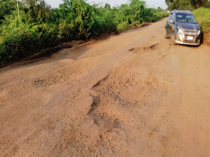 Indore-Ankleshwar highway leads to trap of death | इंदूर-अंकलेश्वर महामार्ग ठरतोय मृत्यूचा सापळा