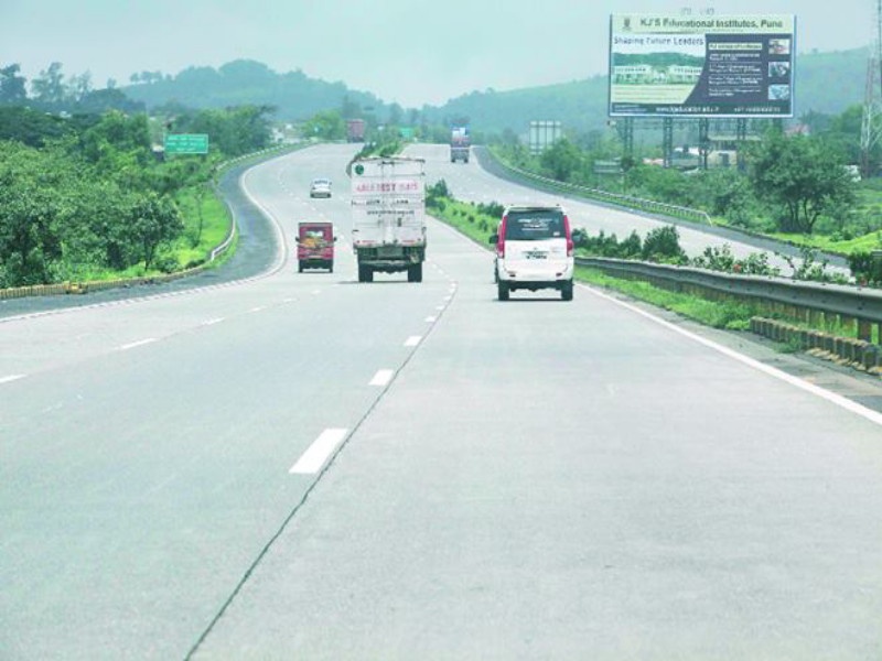 National highways operate outside the district | राष्ट्रीय महामार्गांचा जिल्ह्याबाहेरून कारभार