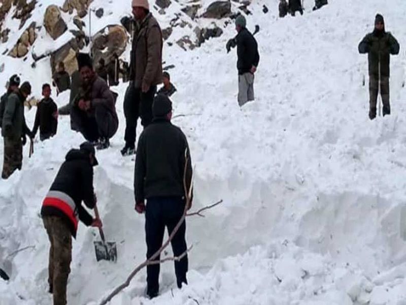 6 killed in snow; Accident on Indo-China border | हिमपातात सहा जवानांचा मृत्यू; भारत - चीन सीमेवरील दुर्घटना 