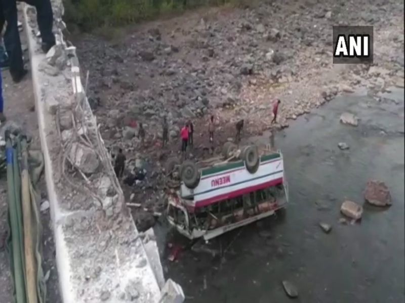 Himachal Pradesh: Nine persons died after bus fell in a gorge near Dadahu in Sirmaur | हिमाचल प्रदेशमध्ये बस नदीत कोसळून 9 जणांचा मृत्यू, 50 जण जखमी