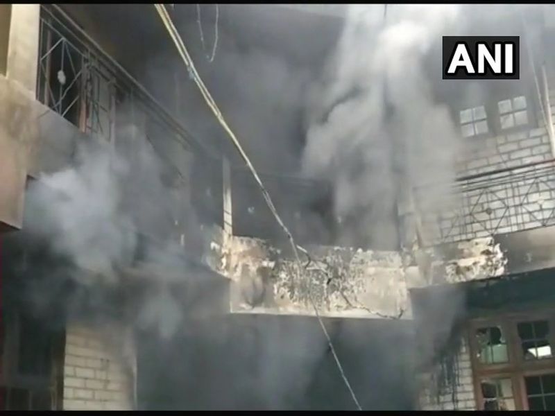 himachal pradesh five killed in fire at residential building in mandi | हिमाचल प्रदेशमधील इमारतीला भीषण आग, पाच जणांचा मृत्यू