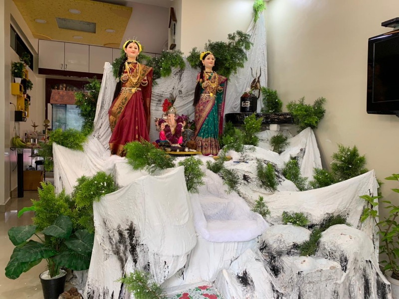 'Bappa' in the Himalayas with Gauri; Attractive decoration of domestic Ganapati in Kothrud area of Pune | गौरीसोबत 'बाप्पा' हिमालयात विराजमान; पुण्याच्या कोथरूड परिसरात घरगुती गणपतीची आकर्षक आरास