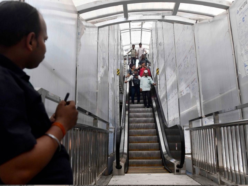 himalayan bridge near csmt station the escalator has finally been opened by the bmc administration on tuesday | हिमालय पूल चढा बिनधास्त; सरकता जिना अखेर सुरू 