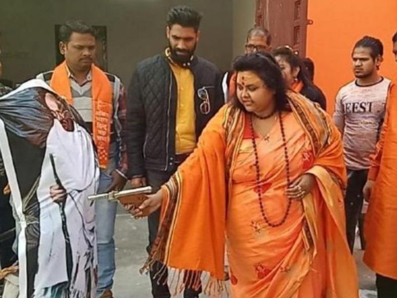 case registered against hindu mahasabhas female leader who shot statue of mahatma gandhi | महात्मा गांधींच्या पुतळ्यावर झाडल्या गोळ्या, हिंदू महासभेच्या 13 कार्यकर्त्यांवर गुन्हा