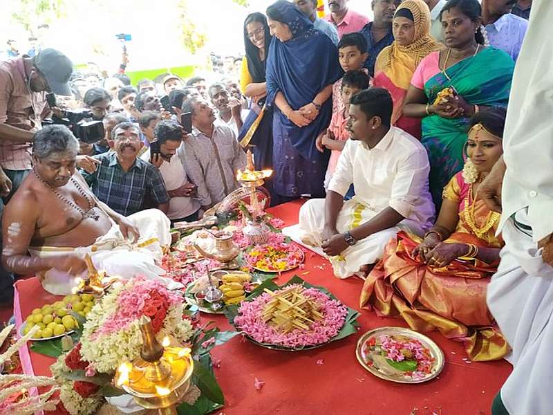 Hindu bride married in masque, people gathered for egalitarian function in kerala | हिंदू दाम्पत्याचं मशिदीत लग्न, वऱ्हाडी जेवले अन् कन्यादानही झालं