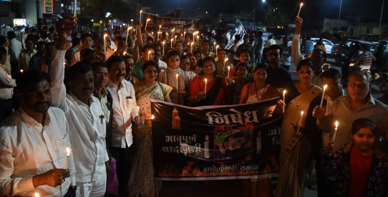 Hundreds of tributes paid tribute to Hinganghat: Candle march organized | शेकडोंच्या संख्येने हिंगणघाट येथील पीडितेला श्रद्धांजली : कॅन्डल मार्चचे आयोजन