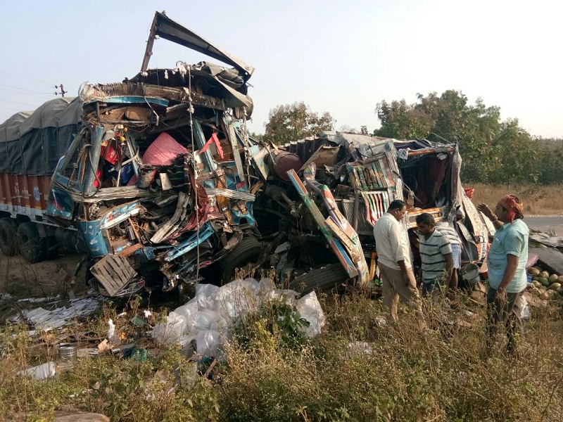 Two trucks hit face-to-face in Kalamnuri; 4 people seriously injured | कळमनुरी येथे दोन ट्रकची समोरासमोर धडक; ४ जण गंभीर जखमी 
