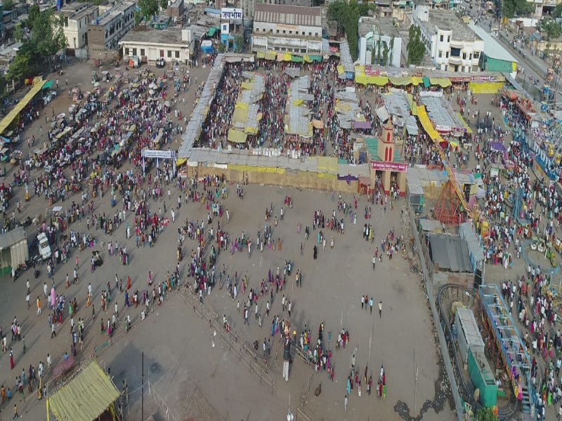 Ravana Dahan's crowd at the historic Dasara festival in Hingoli | हिंगोली येथील ऐतिहासिक दसरा महोत्सवात रावण दहनासाठी गर्दी 