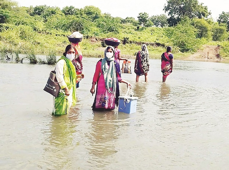 Trouble for healthcare; Health Employees travel across river-stream for vaccination in Hingoli | आरोग्य सेवेसाठी कसरत; लसीकरणासाठी कर्मचाऱ्यांचा नदी-ओढ्यातून प्रवास !