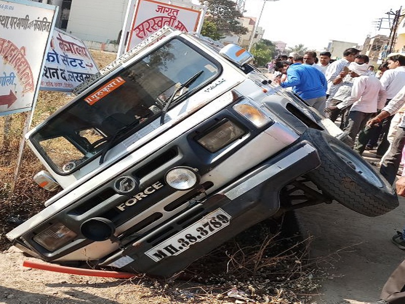 Jeep of students meets an accident at hingoli; Three minor injuries | विद्यार्थ्यांची वाहतूक करणार्‍या जीपला हिंगोलीत अपघात; तिघे किरकोळ जखमी