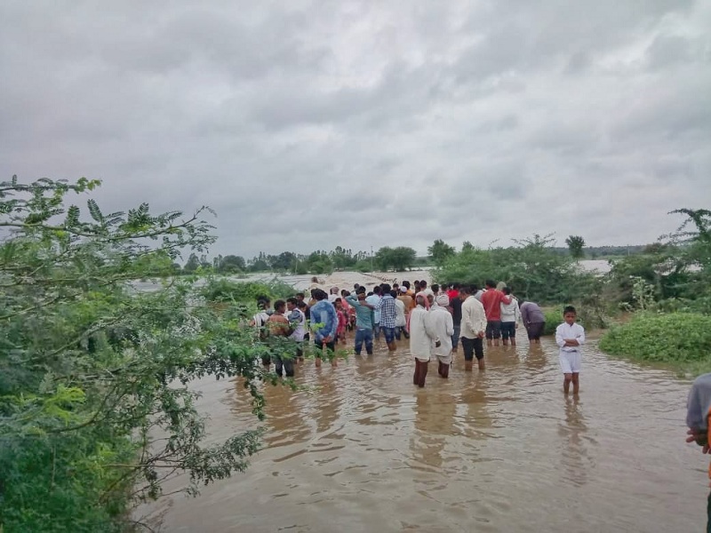 Floods in Kayadhu river in Hingoli; Crop damage due to water entering the field | हिंगोलीतील कयाधू नदीला पूर; पाणी शेतात घुसल्याने पिकांचे नुकसान 