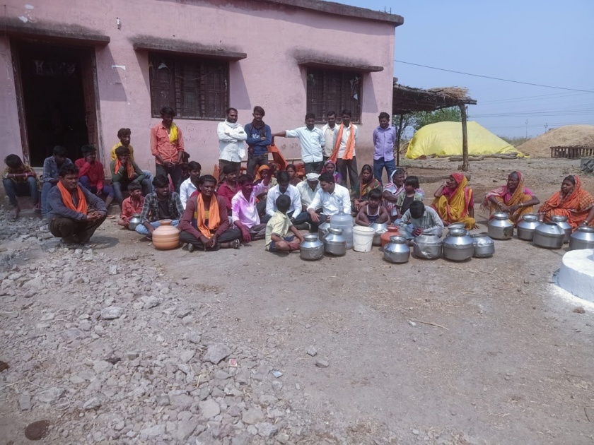 The villagers protest against the village panchayat in Mahalingi, the villagers are not getting water for four months | महालिंगी येथील ग्रामपंचायतीवर ग्रामस्थांचा घागर मोर्चा, चार महिन्यांपासून मिळत नाही ग्रामस्थांना पाणी