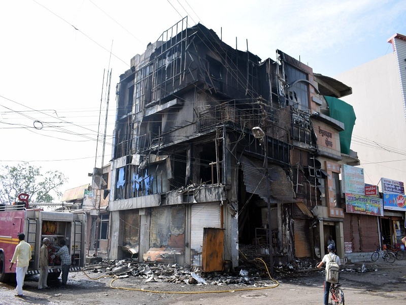 Two shops burns in Hingoli; The estimated cost of losses of two to three crore rupees | हिंगोलीत आगीत दोन दुकाने खाक; अडीच ते तीन कोटींच्या नुकसानाचा अंदाज  