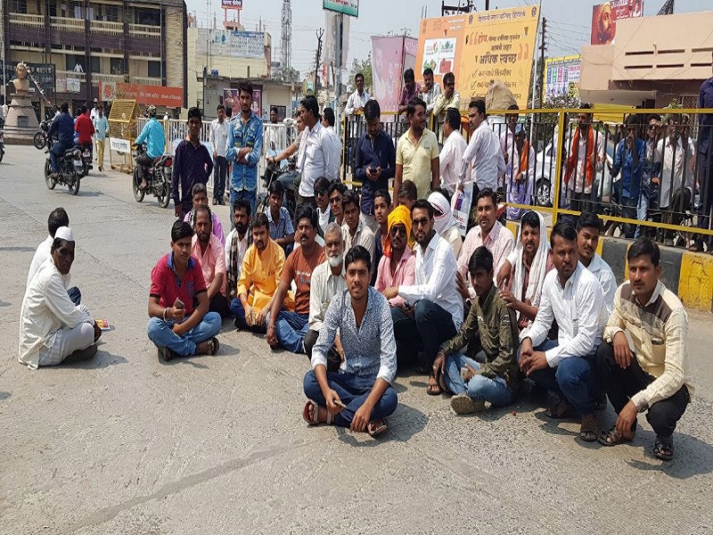 Yuva Sena movement in Hingoli against the traffic branch's action | वाहतूक शाखेच्या कारवाई विरोधात हिंगोलीत युवासेनेचे ठिय्या आंदोलन