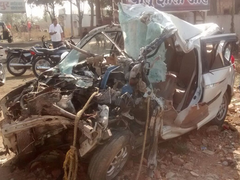 Three people were killed on the spot by accident on a tractor at Vasmat | वसमत येथे ट्रक्टरवर कार आदळून अपघात, तीन जण जागीच ठार